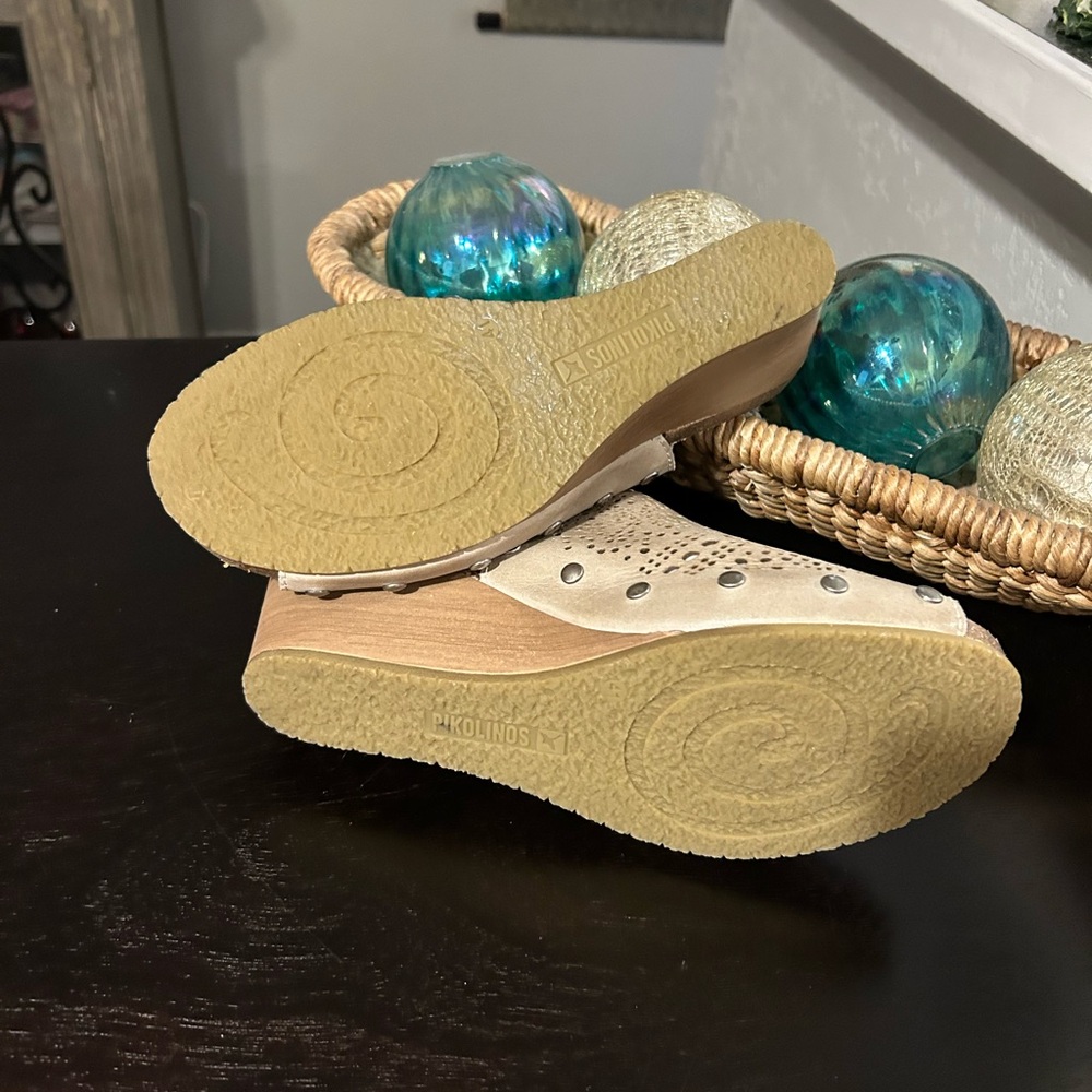PIKOLINOS Cream Wedge Shoes with Perforated Floral Design Size 41 - Picture 7 of 9